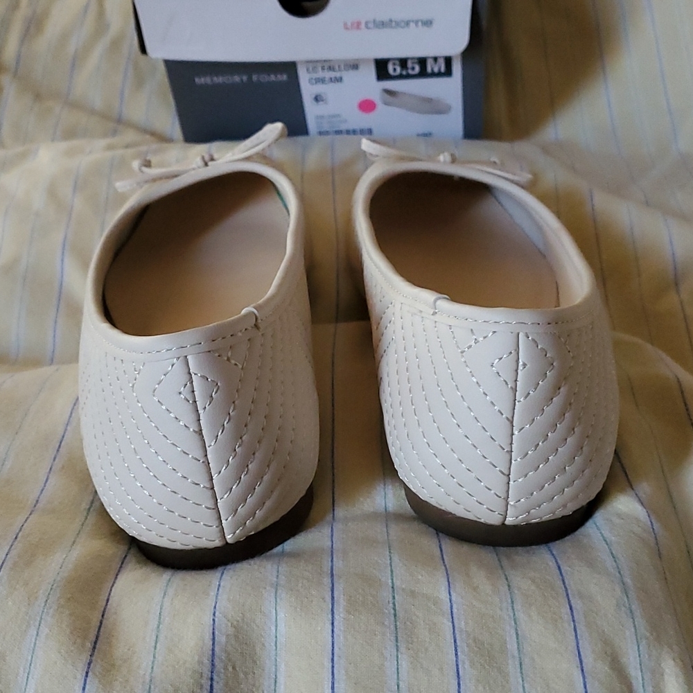 Liz Claiborne Cream Flats Woman's Size 6.5 - Picture 10 of 16